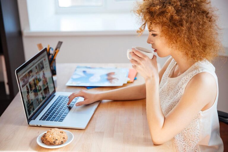 woman photographer drinking coffee and working pjnbp6u e1565097875729